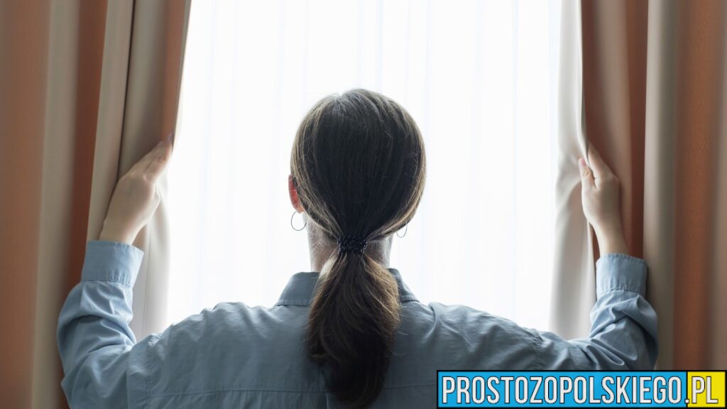 Czy beżowe zasłony to najbezpieczniejszy wybór do nowoczesnego salonu?