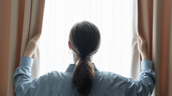 Czy beżowe zasłony to najbezpieczniejszy wybór do nowoczesnego salonu?