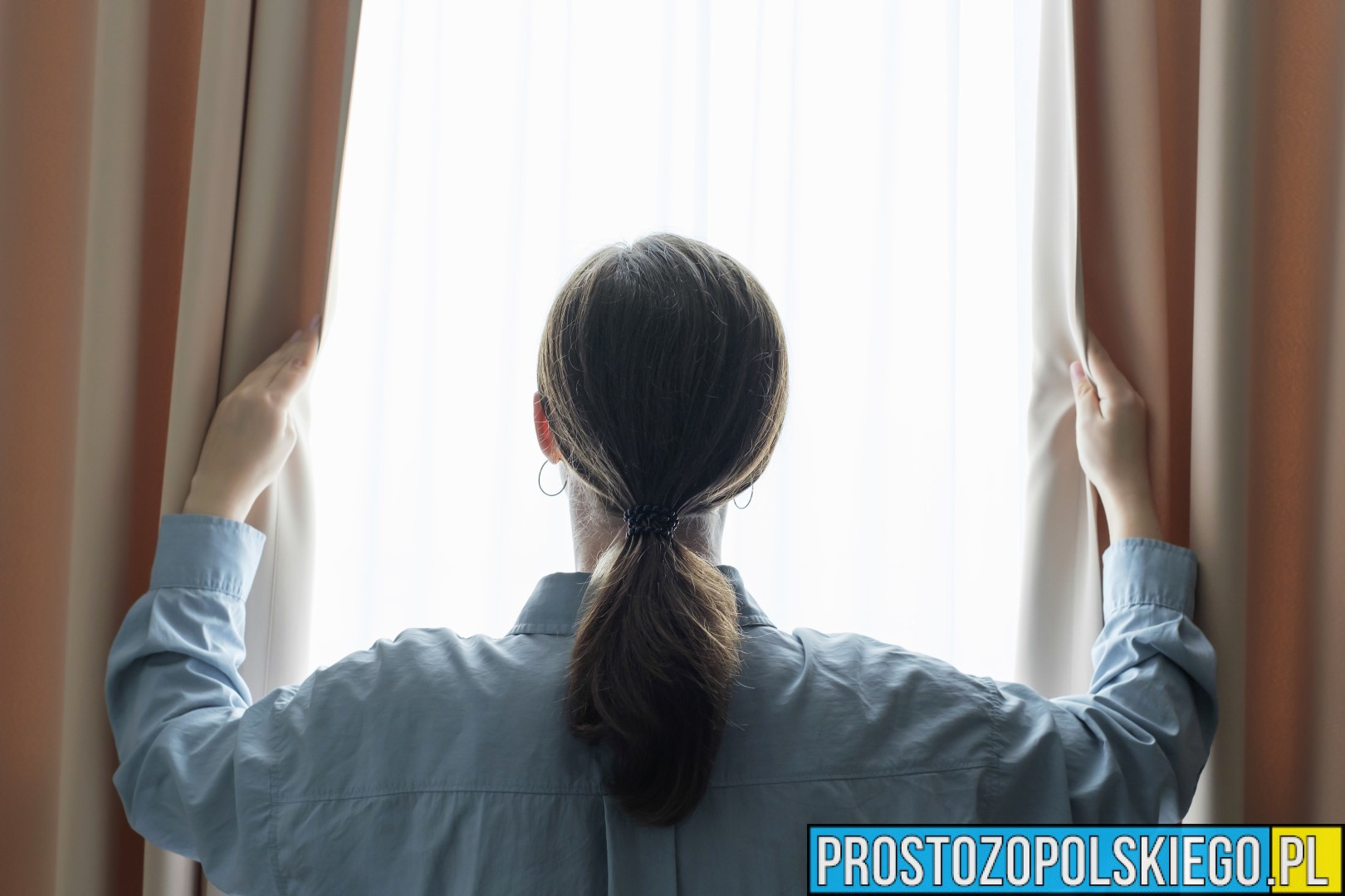 Czy beżowe zasłony to najbezpieczniejszy wybór do nowoczesnego salonu?