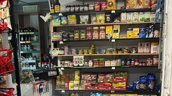 Napad na sklep w Kolnicy. Zamaskowany mężczyzna zaatakował sprzedawczynię młotkiem