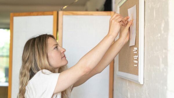 Tablica korkowa – prosty sposób na lepszą organizację i kreatywną przestrzeń