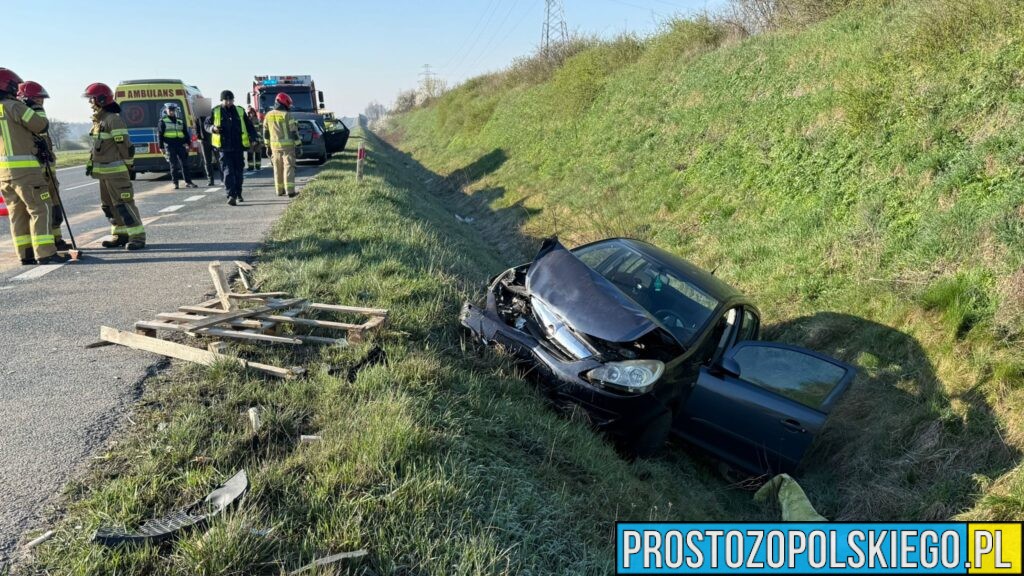 Wypadek na obwodnicy ronda Szczakiela w Opolu. Samochód wylądował w rowie, wśród poszkodowanych dziecko