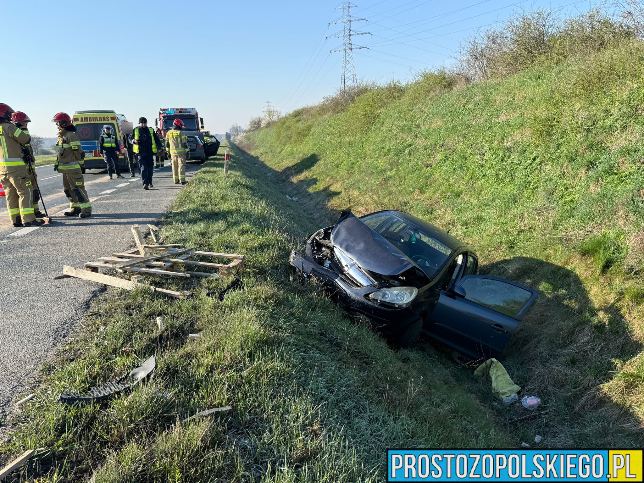Wypadek na obwodnicy ronda Szczakiela w Opolu. Samochód wylądował w rowie, wśród poszkodowanych dziecko