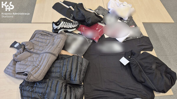 KAS przejęła podrobioną odzież i obuwie. Straty oszacowano na ponad 337 tys. zł
