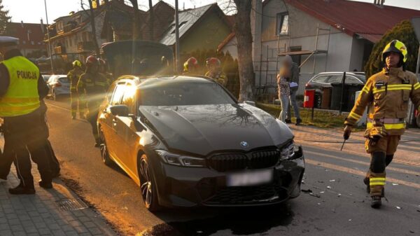 Wypadek w Skarbimierzu-Osiedlu. Zderzenie BMW i Renault – dwie osoby ranne