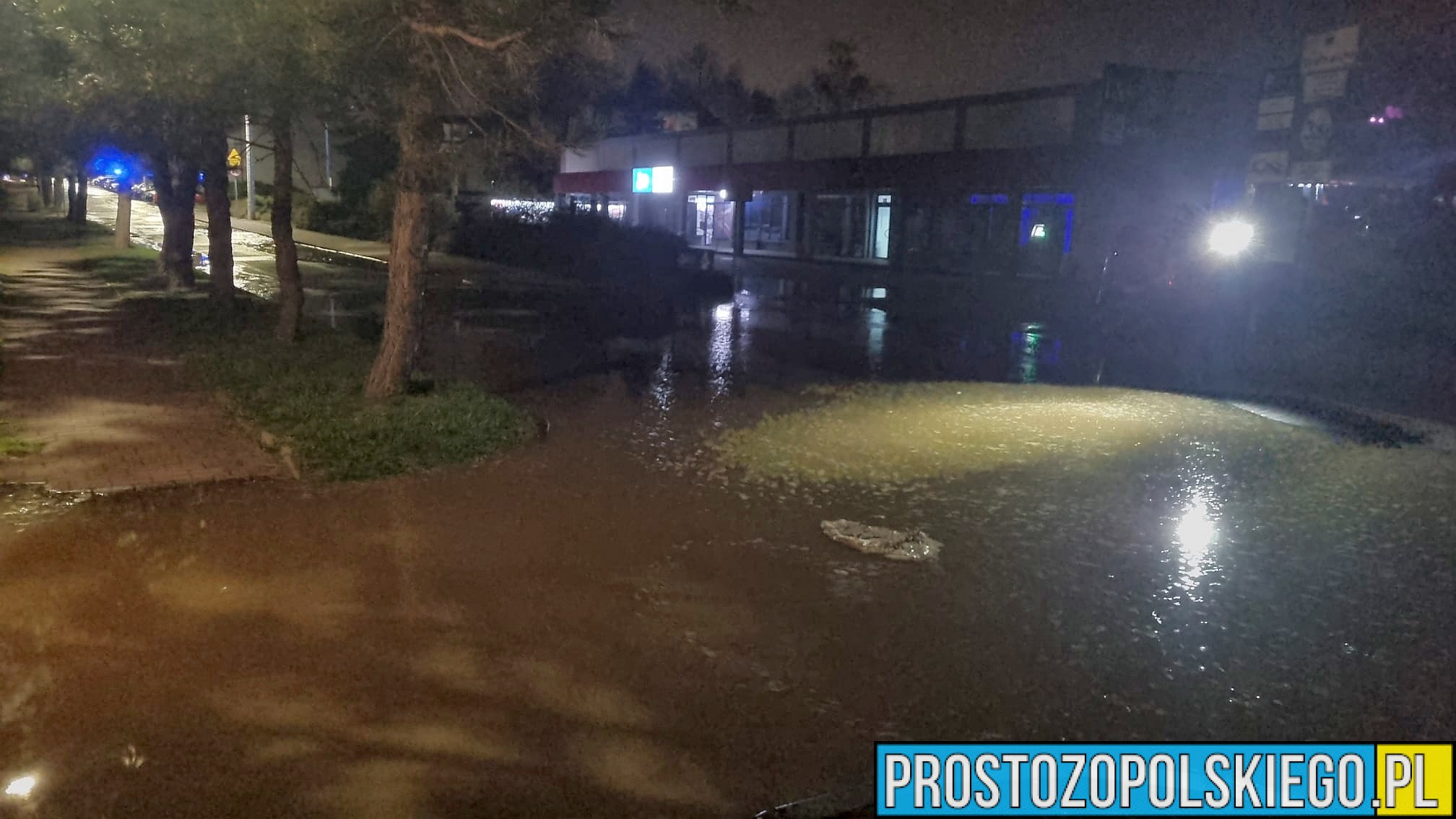 Awaria wodociągowa w Krapkowicach. Ulicami miasta płynęła rzeka wody(WIDEO)