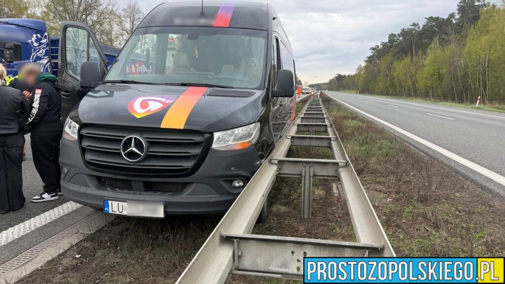 Wypadek na autostradzie A4 215 km kierunek Wrocław: Bus uderzył w bariery, 1 osoba w szpitalu