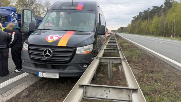Wypadek na autostradzie A4 215 km kierunek Wrocław: Bus uderzył w bariery, 1 osoba w szpitalu