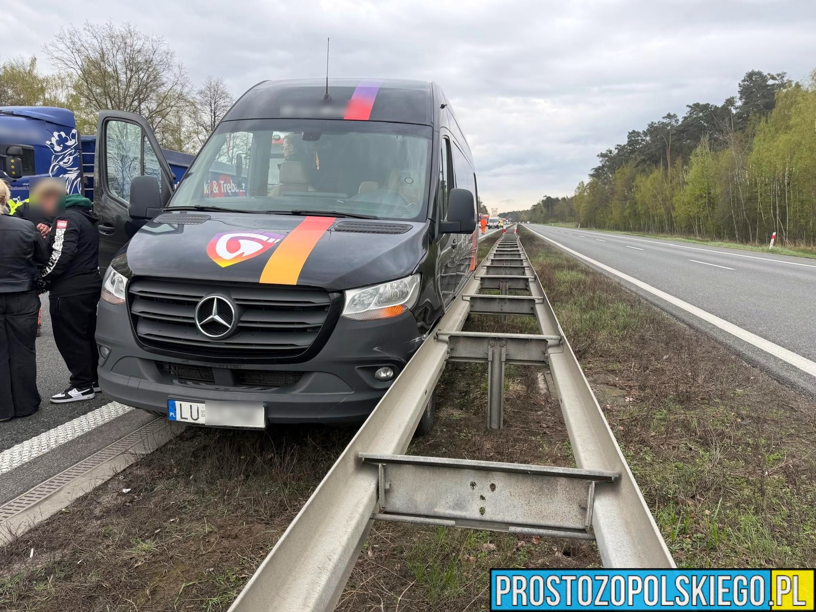 Wypadek na autostradzie A4 215 km kierunek Wrocław: Bus uderzył w bariery, 1 osoba w szpitalu
