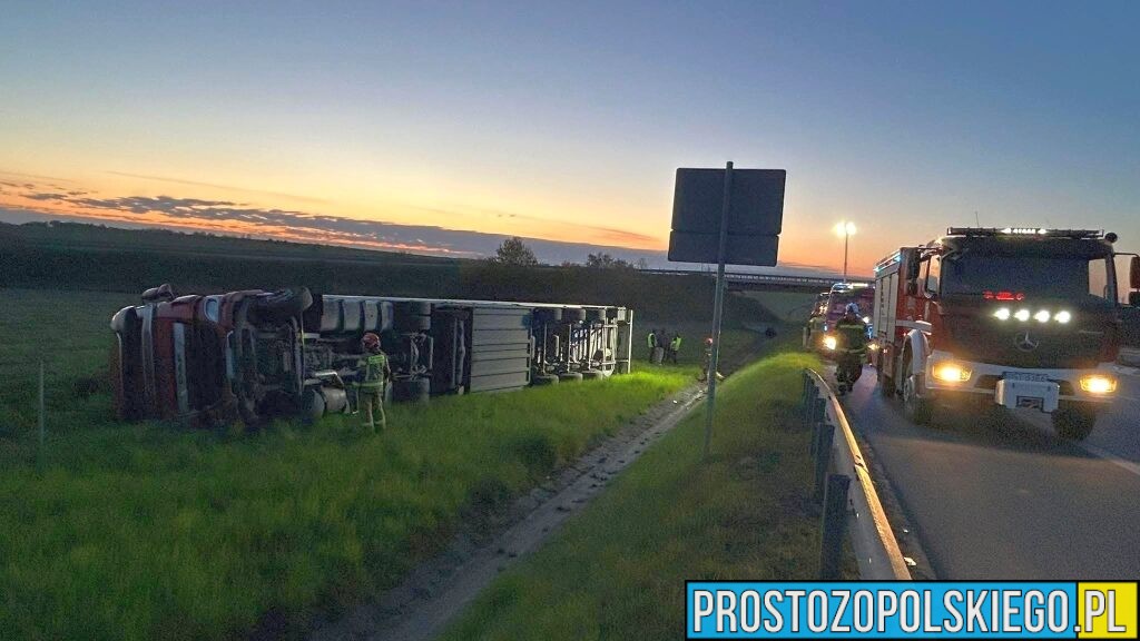 Wypadek na A4 w kierunku Wrocławia – ciężarówka w rowie. Kierowca bez obrażeń