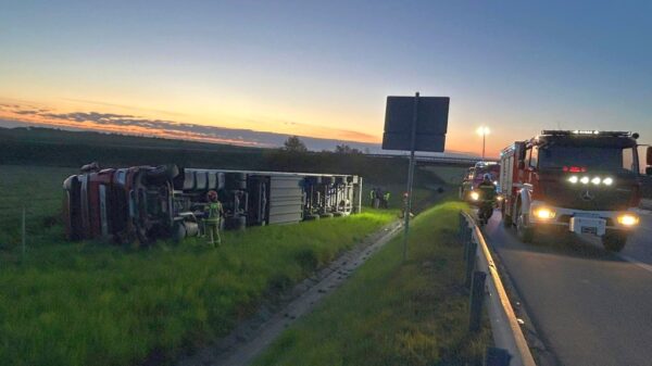 Wypadek na A4 w kierunku Wrocławia – ciężarówka w rowie. Kierowca bez obrażeń
