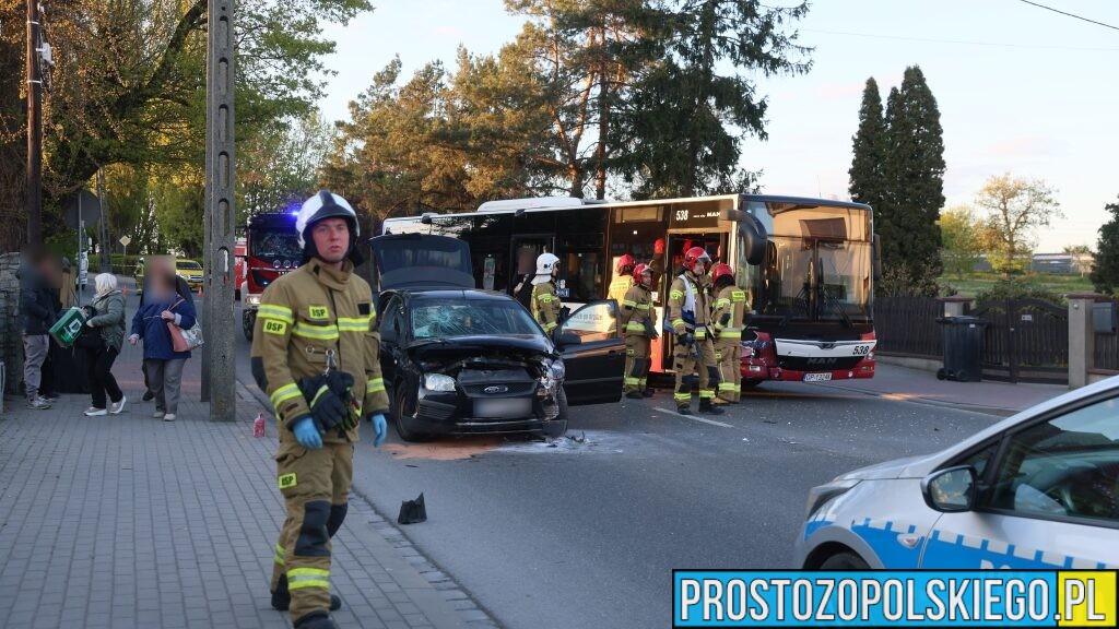 Groźny wypadek w Opolu. Auto zderzyło się z autobusem pełnym pasażerów