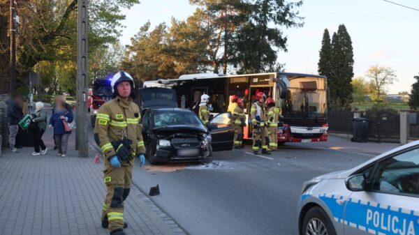 Groźny wypadek w Opolu. Auto zderzyło się z autobusem pełnym pasażerów
