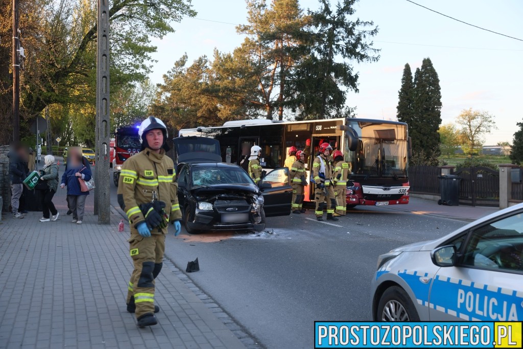 Groźny wypadek w Opolu. Auto zderzyło się z autobusem pełnym pasażerów