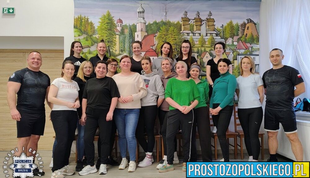 Samoobrona dla kobiet w Łosiowie. Policjanci szkolili mieszkanki powiatu brzeskiego