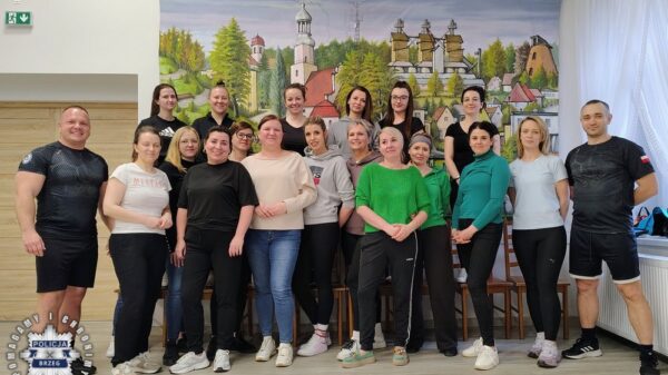 Samoobrona dla kobiet w Łosiowie. Policjanci szkolili mieszkanki powiatu brzeskiego