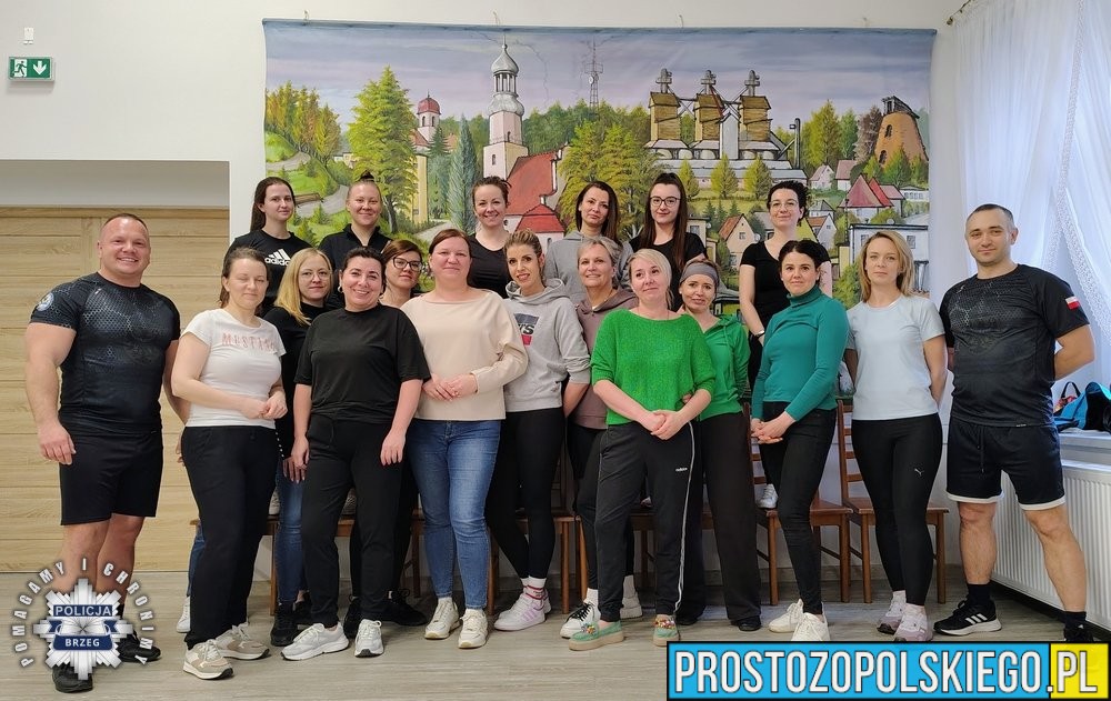 Samoobrona dla kobiet w Łosiowie. Policjanci szkolili mieszkanki powiatu brzeskiego