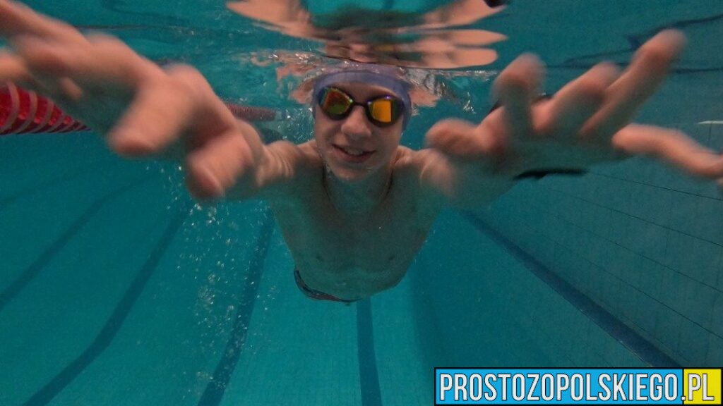 Ponad 76 km w wodzie. Policjanci z Leśnicy wzięli udział w charytatywnej sztafecie pływackiej