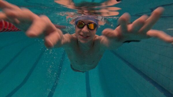 Ponad 76 km w wodzie. Policjanci z Leśnicy wzięli udział w charytatywnej sztafecie pływackiej