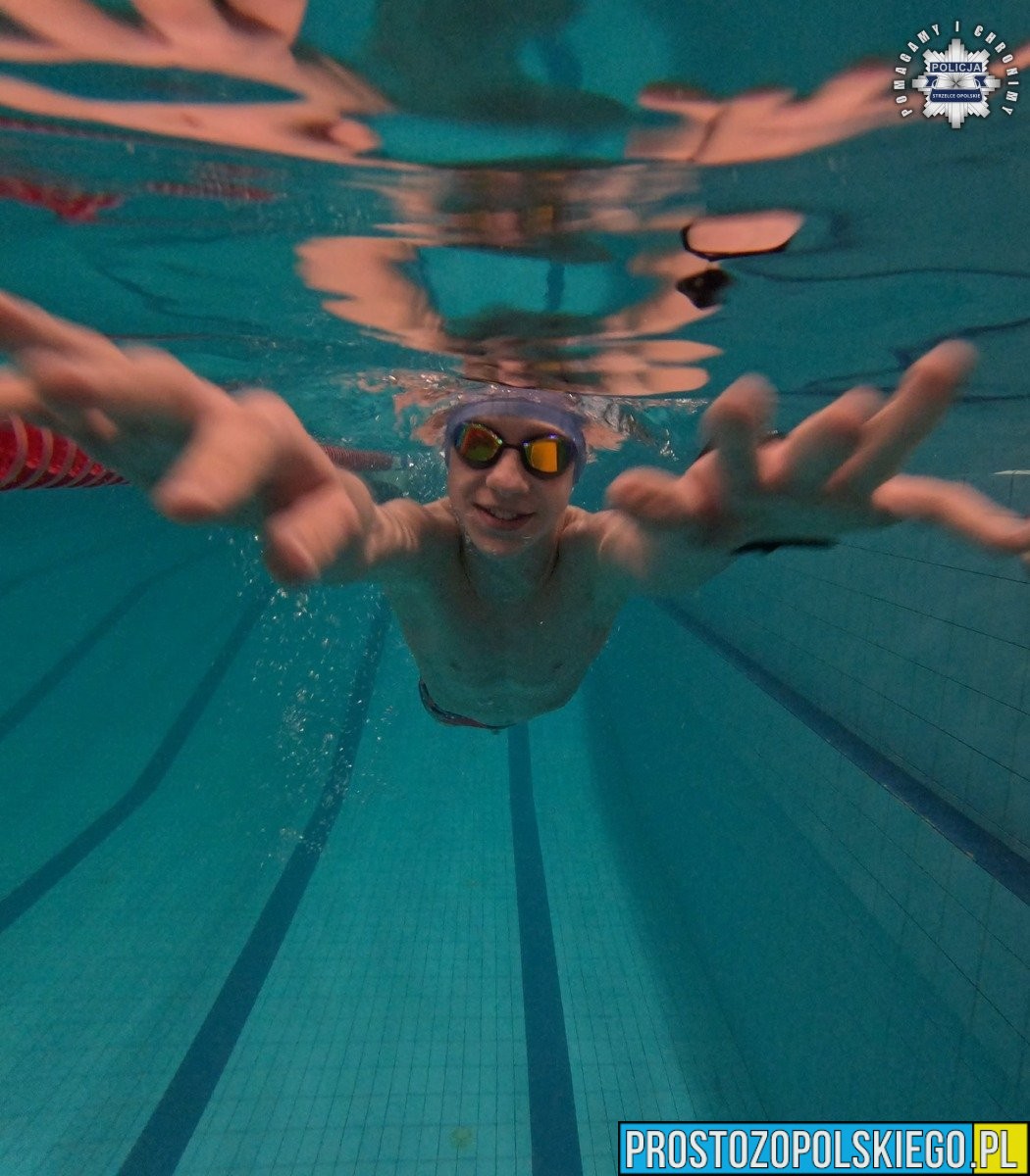 Ponad 76 km w wodzie. Policjanci z Leśnicy wzięli udział w charytatywnej sztafecie pływackiej