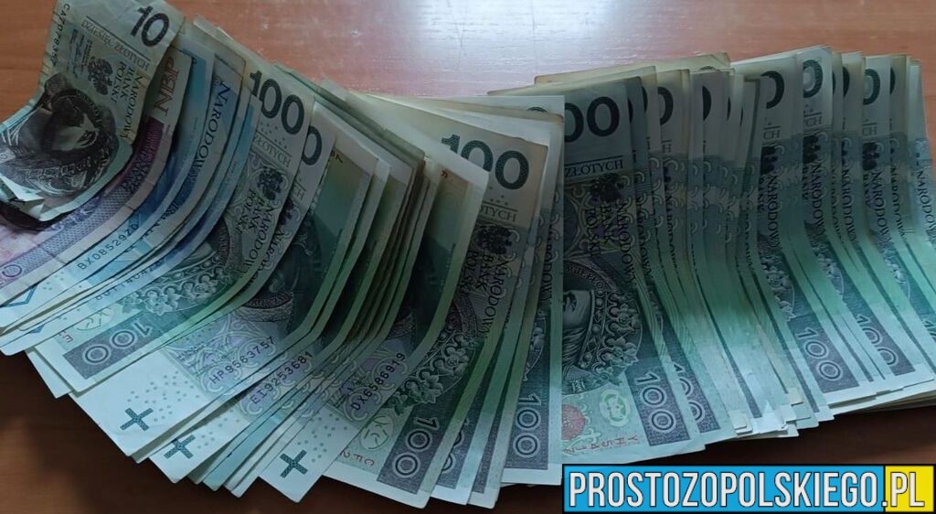 Uczciwość godna pochwały. Mieszkaniec powiatu prudnickiego oddał portfel z ponad 10 tys. zł