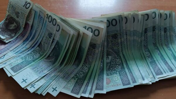 Uczciwość godna pochwały. Mieszkaniec powiatu prudnickiego oddał portfel z ponad 10 tys. zł