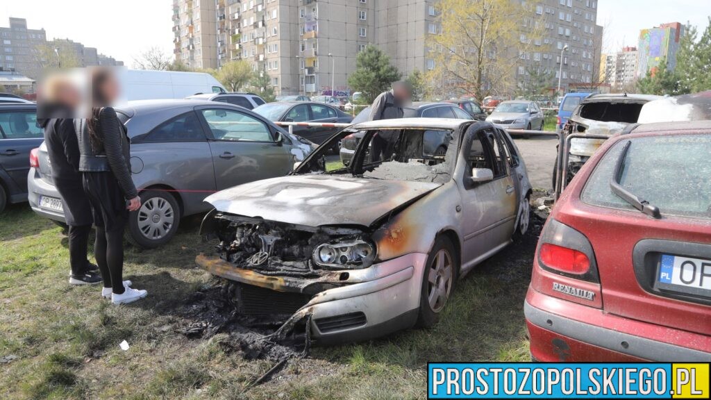 Pożar samochodów na parkingu w Opolu. Spłonęły dwa auta, kilka zostało uszkodzonych