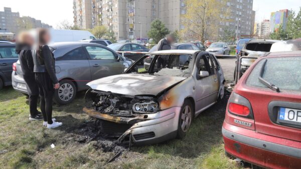 Pożar samochodów na parkingu w Opolu. Spłonęły dwa auta, kilka zostało uszkodzonych