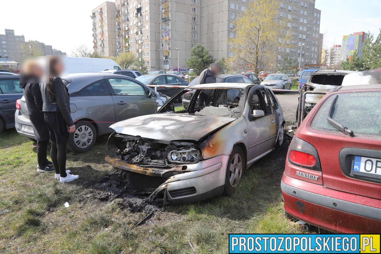 Pożar samochodów na parkingu w Opolu. Spłonęły dwa auta, kilka zostało uszkodzonych
