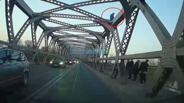 Niebezpieczna sytuacja na moście nad Odrą w Brzegu. Interweniowała policja