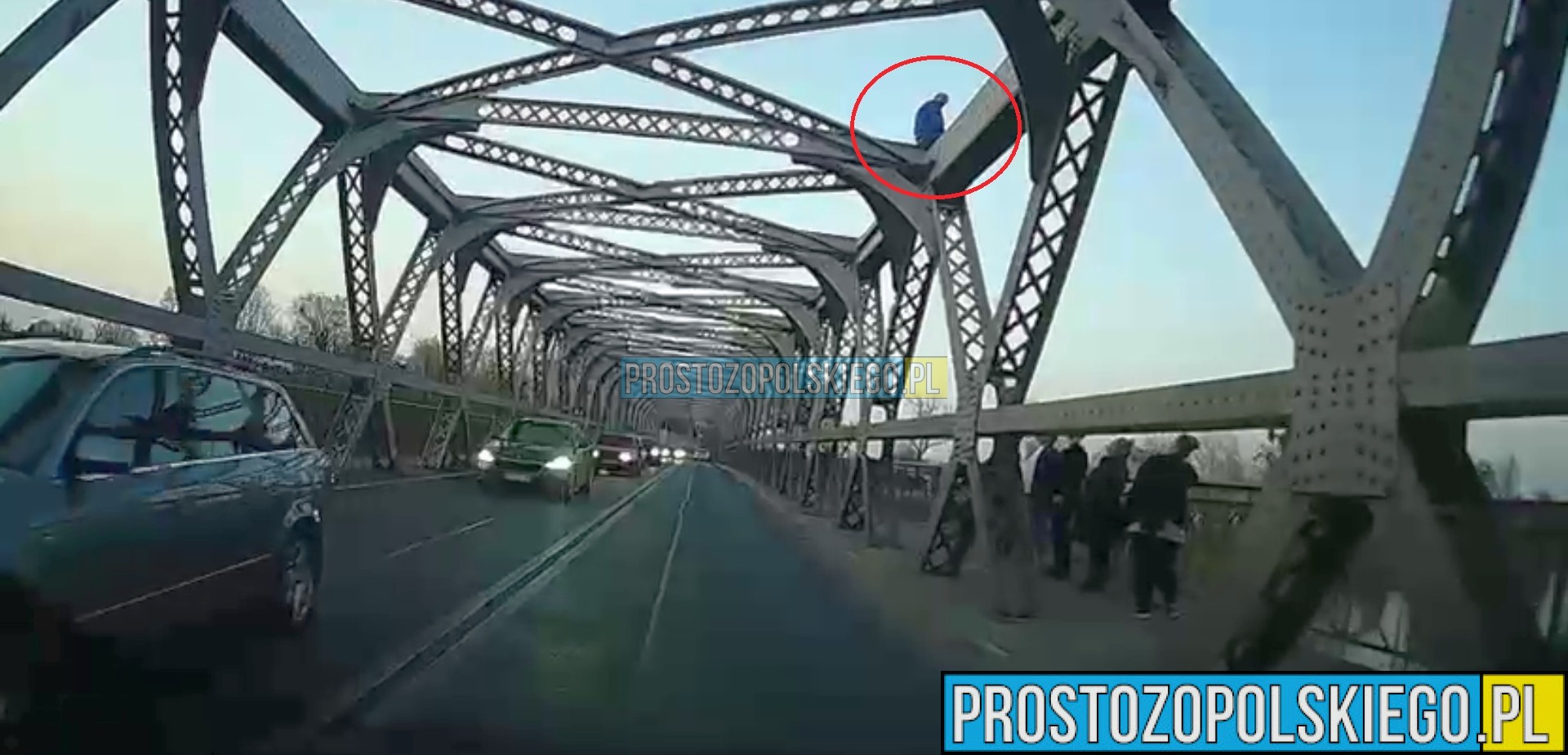 Niebezpieczna sytuacja na moście nad Odrą w Brzegu. Interweniowała policja(WIDEO)
