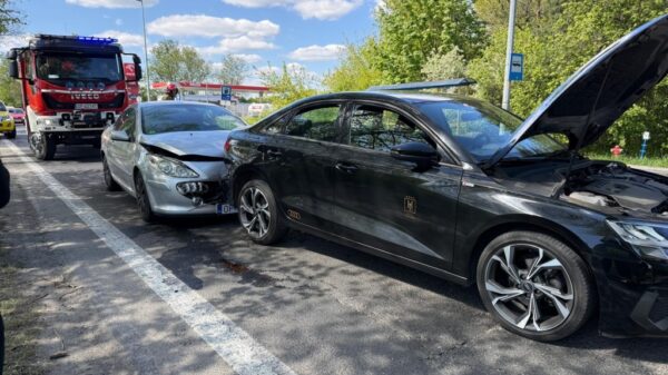 Kolizja na ul. Braci Kowalczyków w Opolu. Zderzenie peugeota i audi