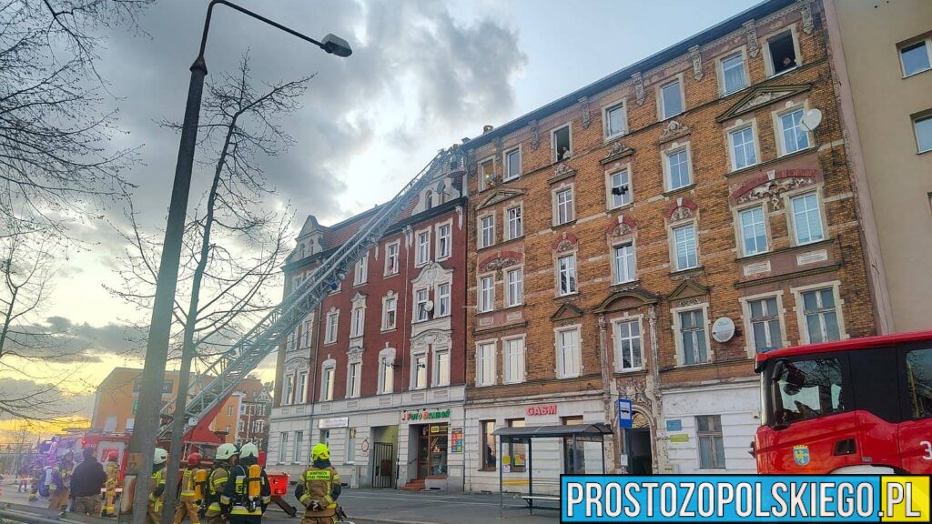 Groźny pożar przy ul. Armii Krajowej w Opolu. Interweniowało 6 zastępów