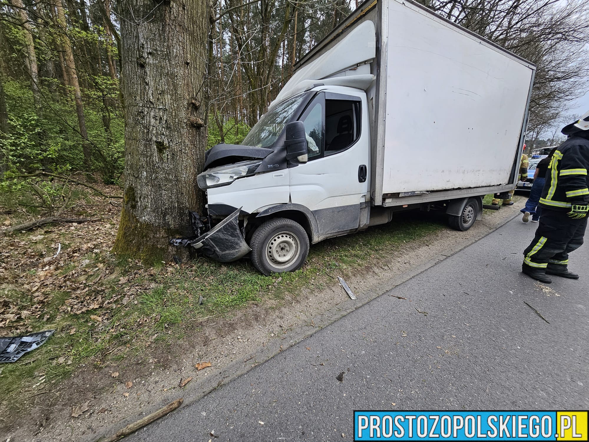 Wypadek busa w Masowie – kierowca uderzył w drzewo.