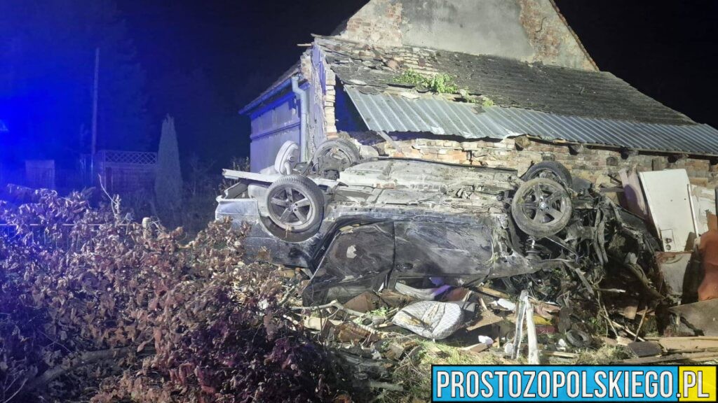 19-letni kierowca BMW dachował i rozbił auto o budynek