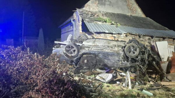 19-letni kierowca BMW dachował i rozbił auto o budynek