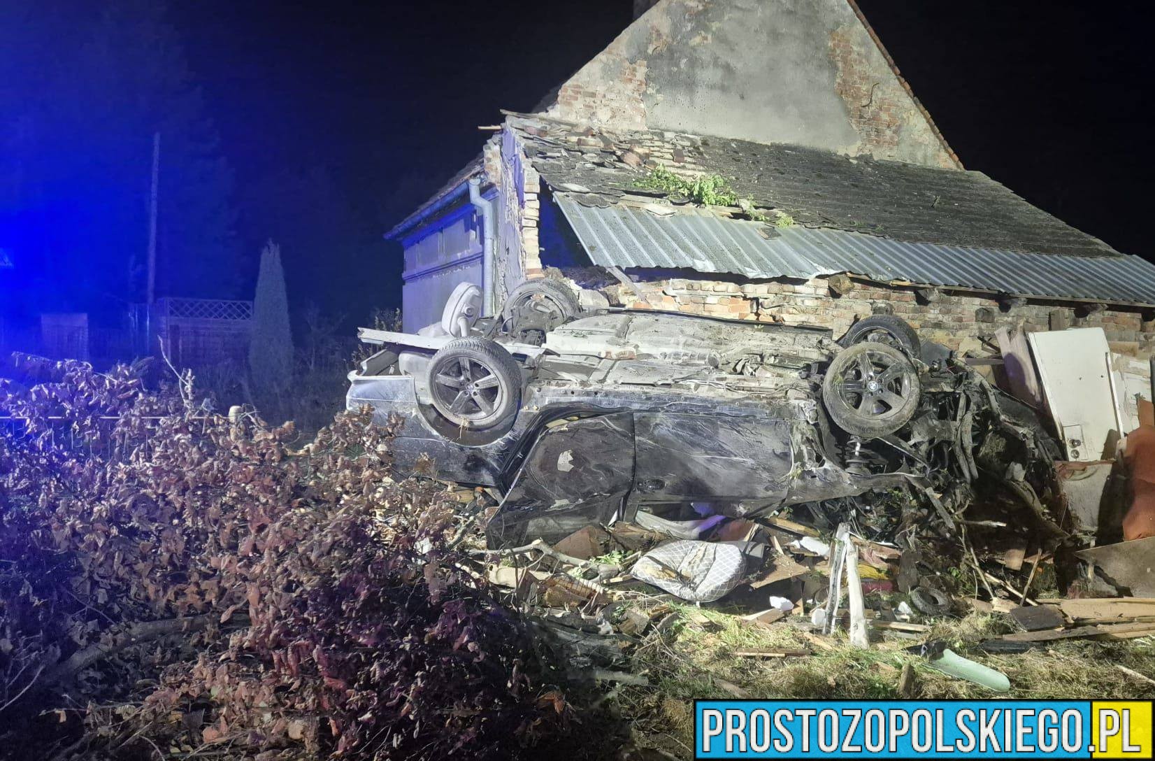 19-letni kierowca BMW dachował i rozbił auto o budynek