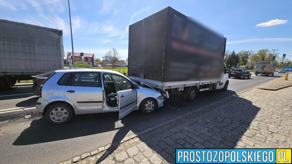 Wypadek na DK45 w Zawadzie. Zderzenie dwóch aut dostawczych i osobówki