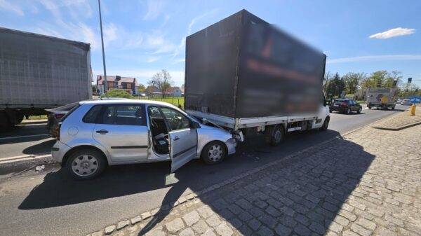 Wypadek na DK45 w Zawadzie. Zderzenie dwóch aut dostawczych i osobówki