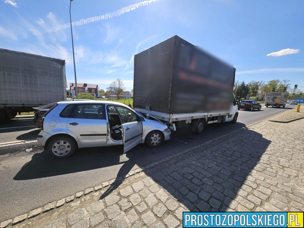 Wypadek na DK45 w Zawadzie. Zderzenie dwóch aut dostawczych i osobówki