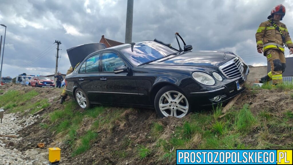 Groźne zdarzenie drogowe w Wołczynie. Auto wypadło z drogi i ugrzęzło przy torach