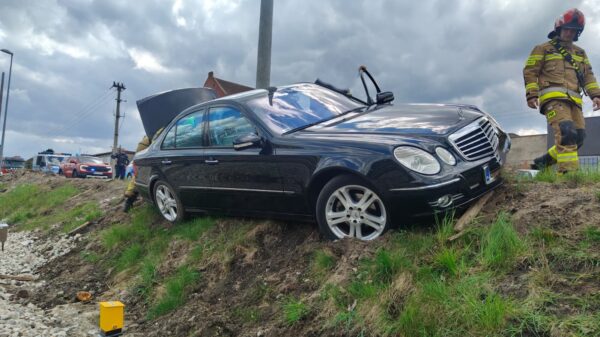 Groźne zdarzenie drogowe w Wołczynie. Auto wypadło z drogi i ugrzęzło przy torach