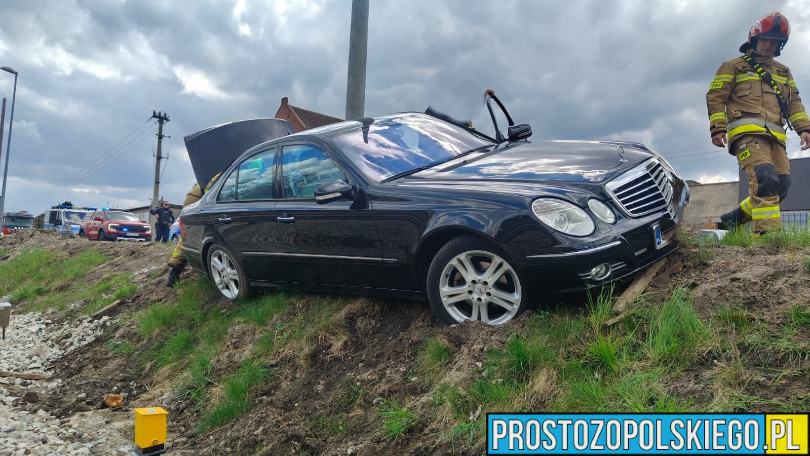 Groźne zdarzenie drogowe w Wołczynie. Auto wypadło z drogi i ugrzęzło przy torach