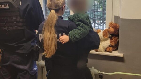3-letnia dziewczynka sama na ulicy w Kluczborku. Szybka reakcja zapobiegła tragedii