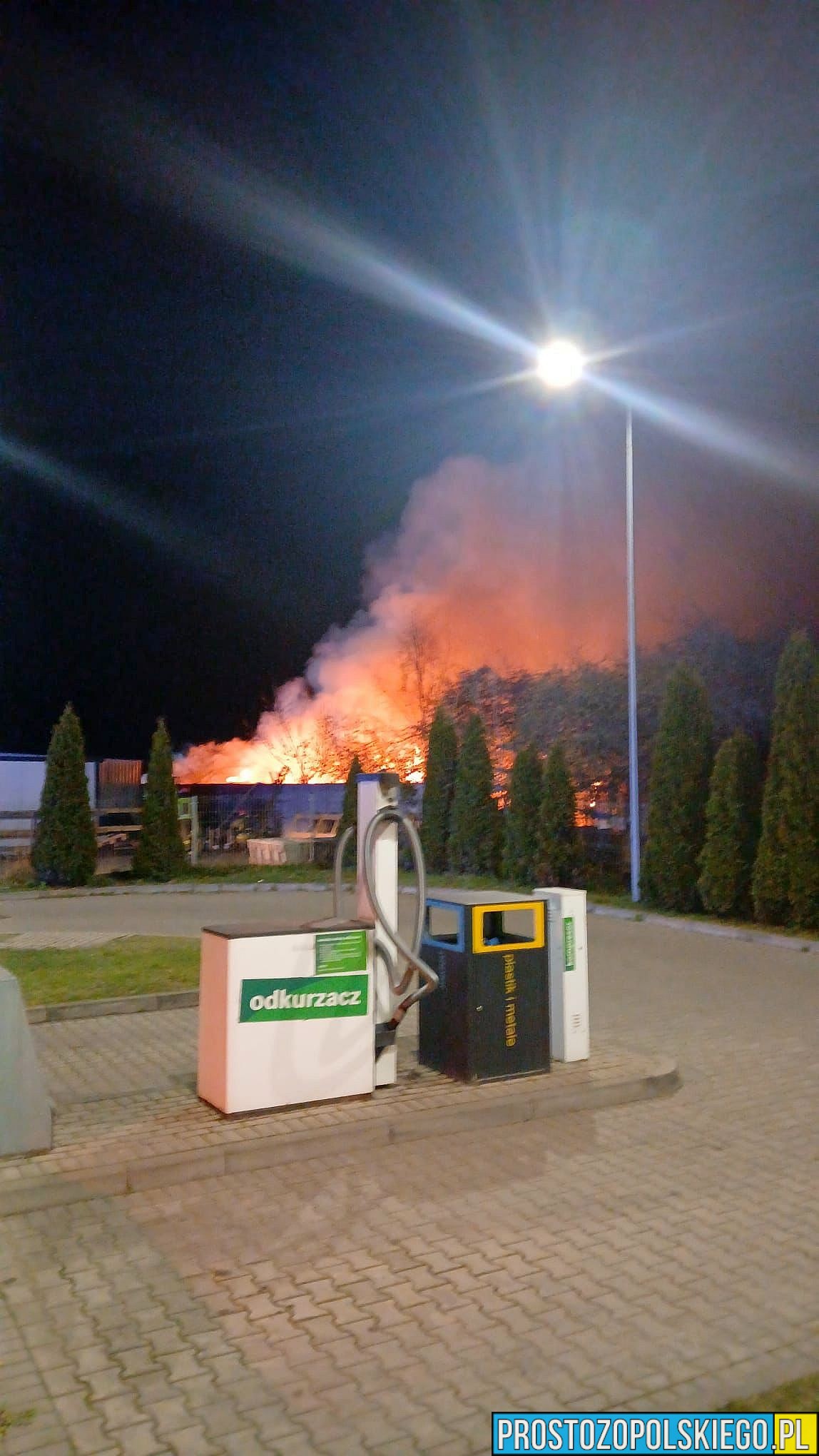 Pożar na ogródkach działkowych w Kłodnicy. Akcja strażaków przy ul. Wyspiańskiego