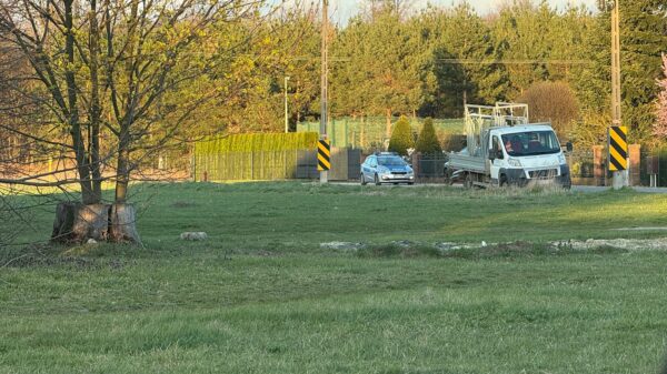 Porsche Cayenne wjechało w stację benzynową w Opolu. Kierowca uciekł z miejsca zdarzenia