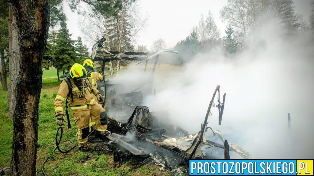 Pożar przyczepy kempingowej w Praszce. Na szczęście nikt nie ucierpiał