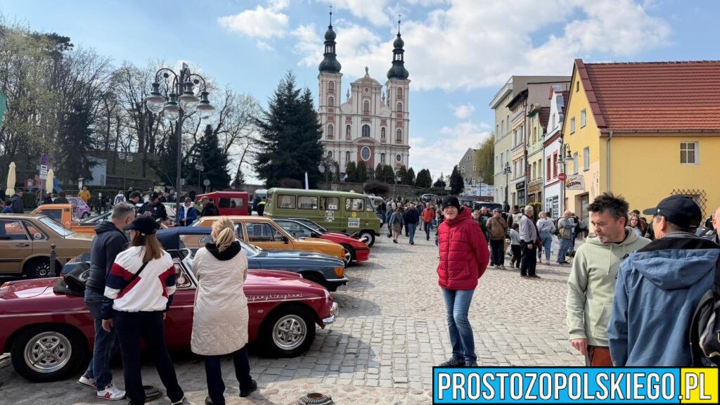 Zlot zabytkowych pojazdów w Otmuchowie. Rynek zamienił się w stolicę klasycznej motoryzacji