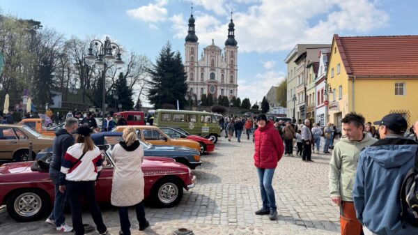 Zlot zabytkowych pojazdów w Otmuchowie. Rynek zamienił się w stolicę klasycznej motoryzacji