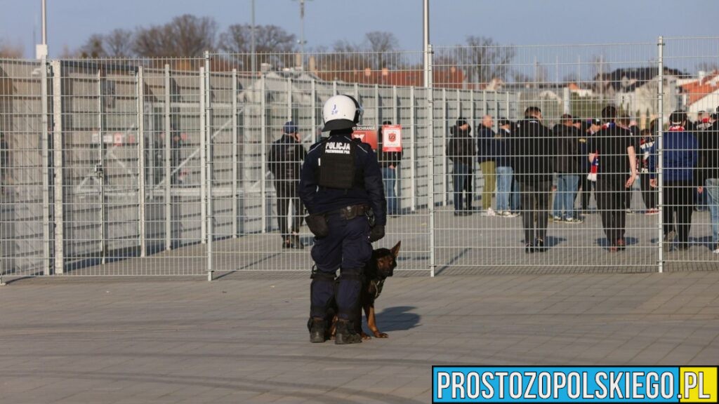 Opolscy policjanci zabezpieczali mecz piłkarski pomiędzy Odrą Opole a Polonią Bytom, który odbył się 26 kwietnia. Nad bezpieczeństwem
